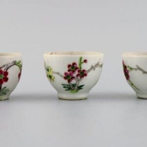 Antikes chinesisches Deckelglas mit drei handbemalten Porzellantassen im Blumendesign