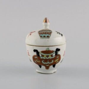 Antikes chinesisches Deckelglas mit drei handbemalten Porzellantassen im Blumendesign