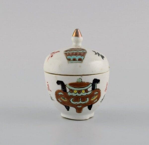 Antikes chinesisches Deckelglas mit drei handbemalten Porzellantassen im Blumendesign