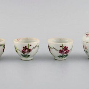 Antikes chinesisches Deckelglas mit drei handbemalten Porzellantassen im Blumendesign