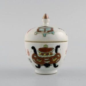 Antikes chinesisches Deckelglas mit drei handbemalten Porzellantassen im Blumendesign