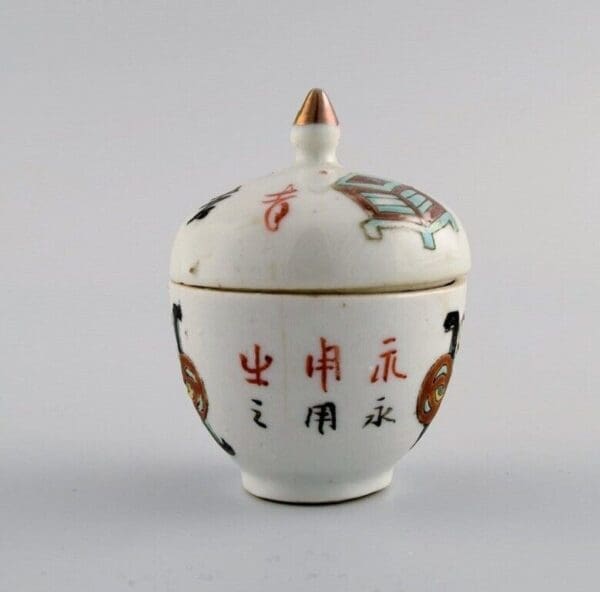 Antikes chinesisches Deckelglas mit drei handbemalten Porzellantassen im Blumendesign