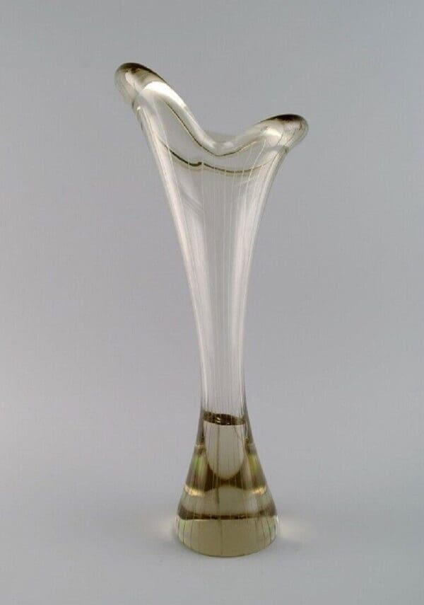Mikko Helander für Humppila Lasi. Große Vase mit organischer Form. 1960er Jahre Mikko Helander für Humppila Lasi. Große Vase mit organischer Form. 1960er Jahre
