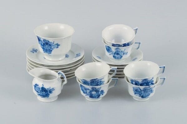 Royal Copenhagen, blaue Blume, eckiges Kaffeeservice für sechs Personen Royal Copenhagen, blaue Blume, eckiges Kaffeeservice für sechs Personen